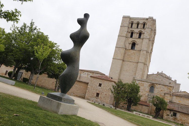 Obra de Baltasar Lobo en los jardines del Castillo