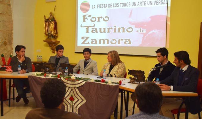  Manuel Diosleguarde recoge el premio como vencedor del Bolsín Tierras de Zamora 