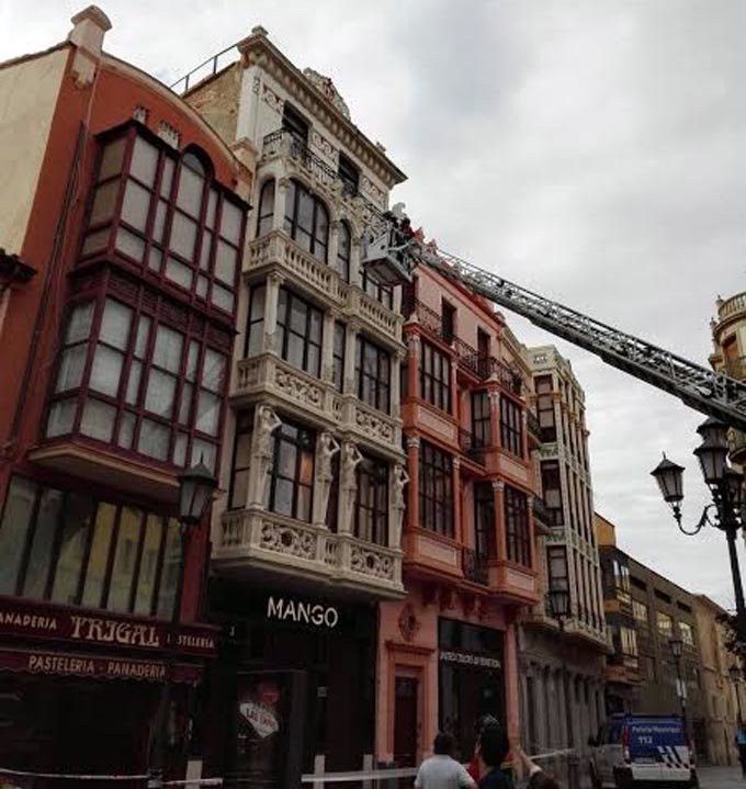  Los bomberos aseguran una cornisa del edificio de las Cariátides 