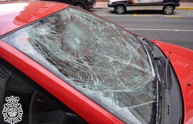  Le pillan saltando sobre capós y techos tras dañar 10 coches 