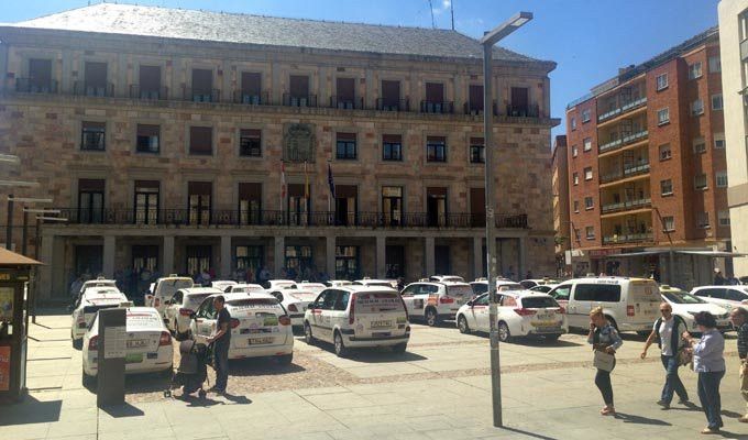  Los taxistas se concentran contra la competencia desleal del transporte privado 