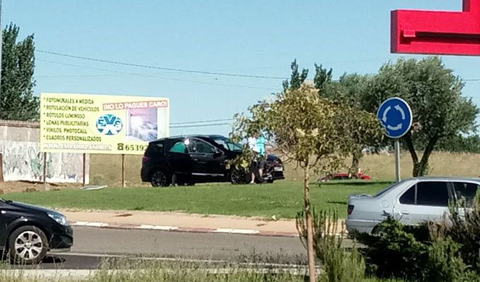  Pierde el control de su coche y acaba sobre la rotonda del CC Vista Alegre 