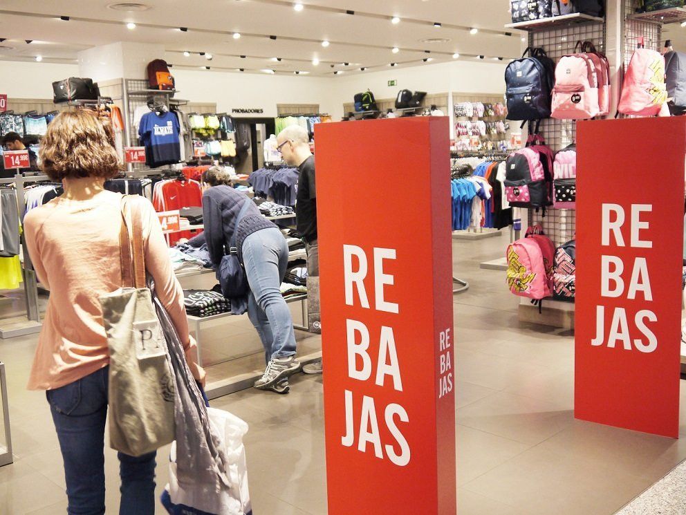 Un establecimiento con el cartel de Rebajas