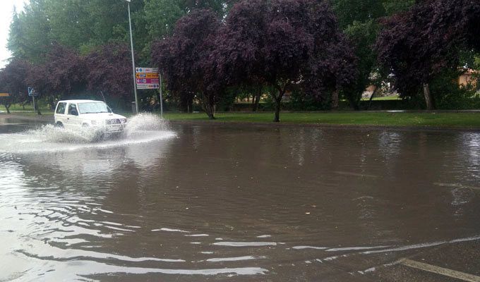  La lluvia genera balsas de agua en varios puntos de la ciudad que condicionan la circulación 