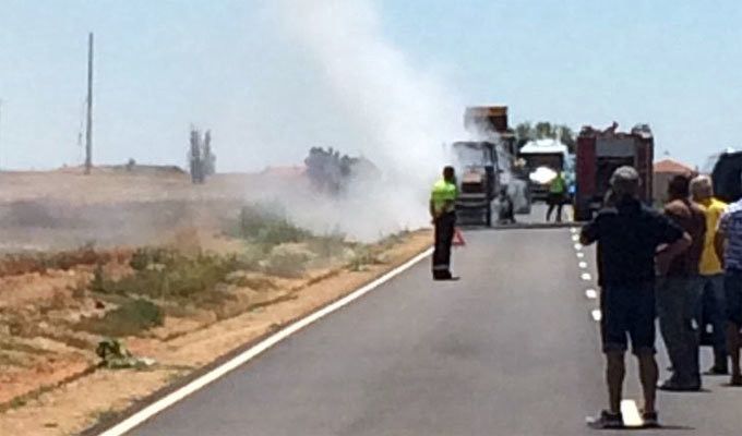  El incendio de un tractor condiciona la circulación entre Villarrín de Campos y Villafáfila 