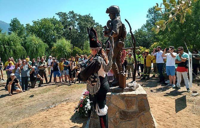  La localidad abulense de Casavieja acoge el monumento al bombero forestal 