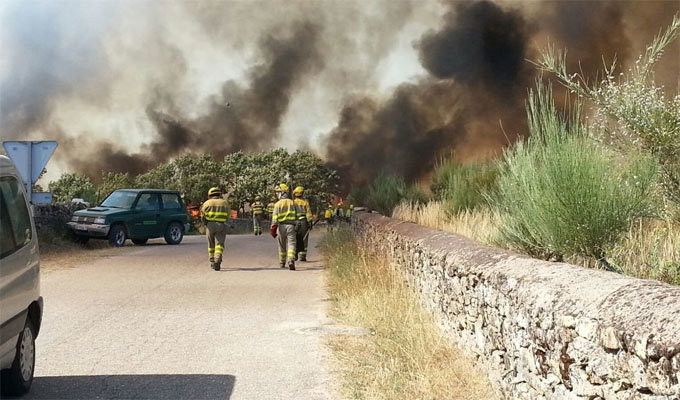  Un grave incendio forestal alcanza los Arribes del Duero en el noroeste de Salamanca 