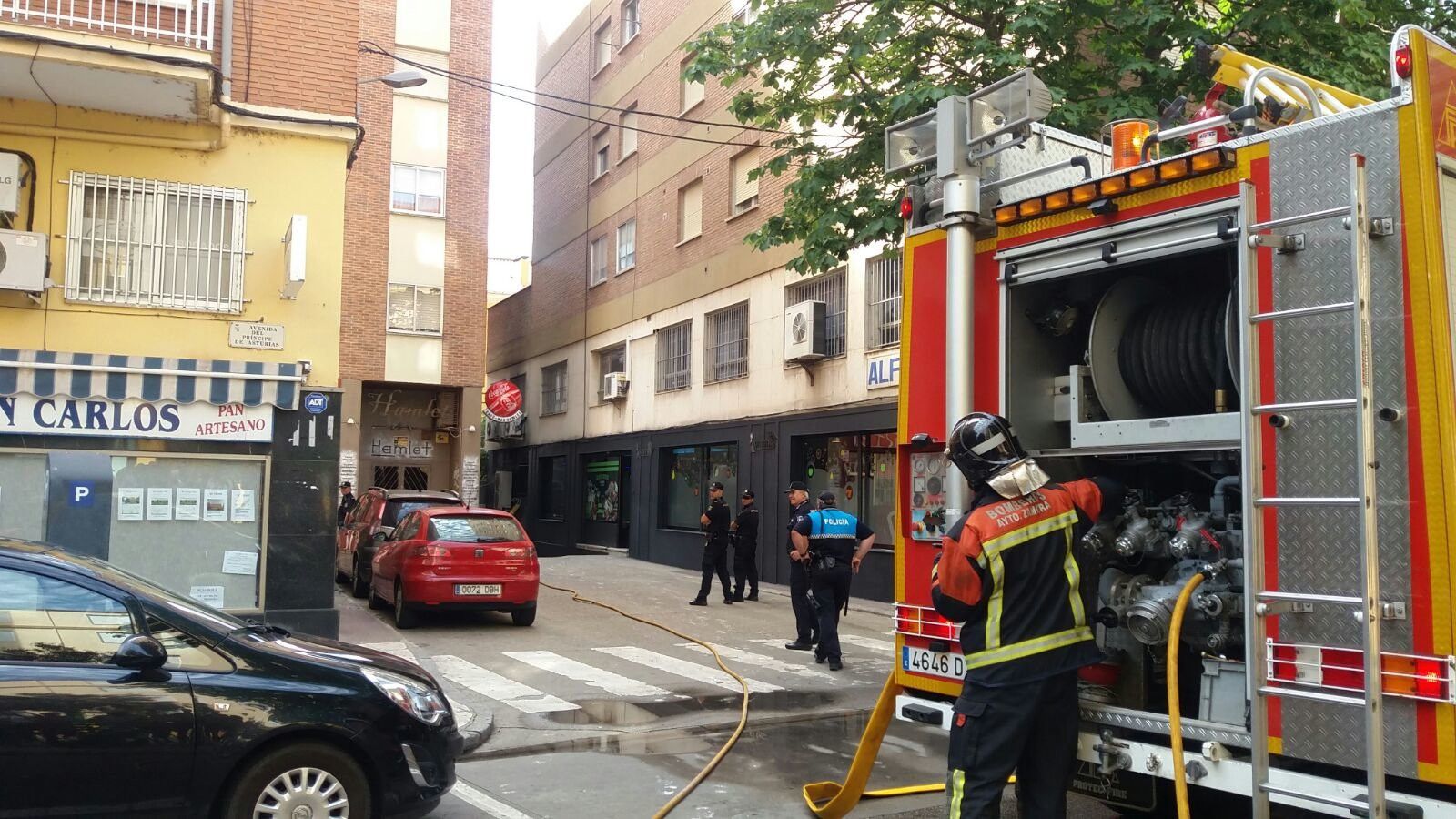  Un conductor sale ileso tras incendiarse su coche en un garaje de Príncipe de Asturias 