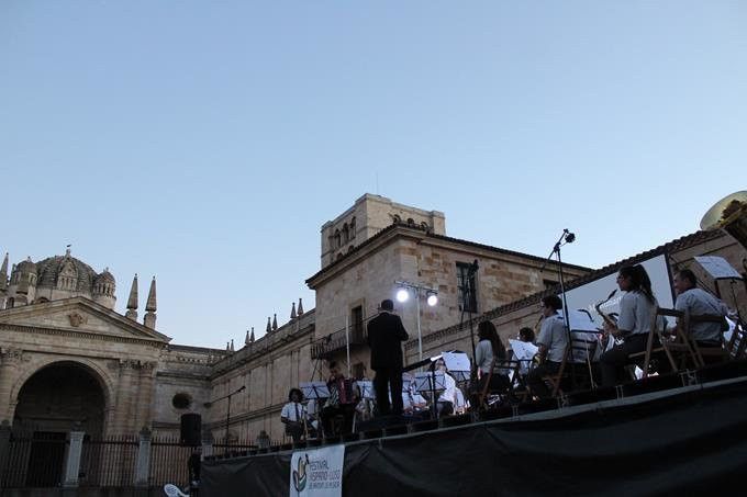  La banda de 'Sao Joao da Madeira' emociona en la Plaza de la Catredal 