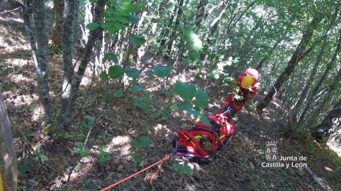  Protección Civil socorre a una mujer indispuesta en la ruta de la cascada de Sotillo 