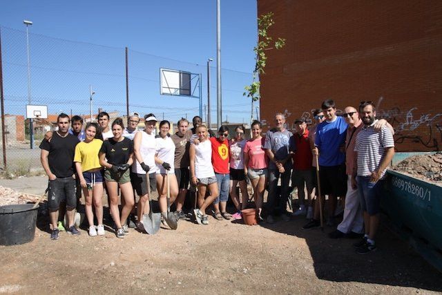  Los jóvenes del Campus de Menesianos intervienen en una parcela municipal de La Alberca 