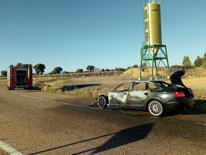  Un coche totalmente calcinado condiciona el tráfico en la A-52 