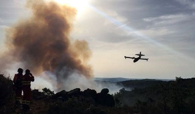  Los medios aéreos se suman a los efectivos terrestres con la llegada del amanecer para combatir el fuego 