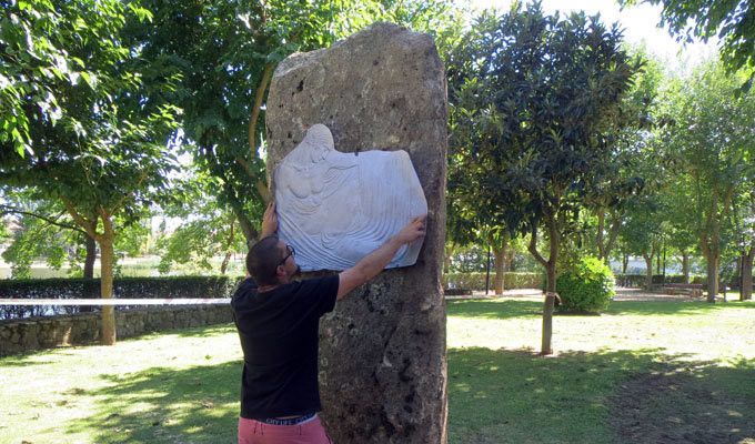 Piedra del memorial a los represaliados del franquismo en Olivares