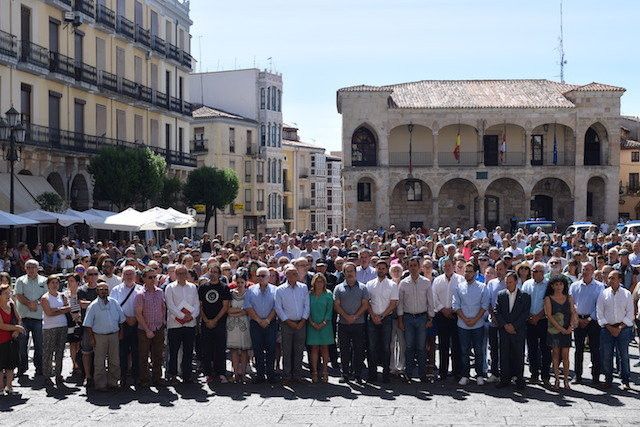  Zamora guarda silencio por las víctimas del atentado de Barcelona 