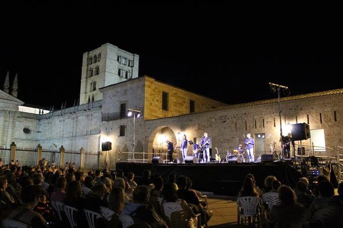  Leonard Cohen regresa a la vida en la Plaza de la Catedral el pasado 2017