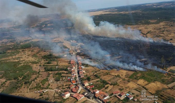  Más de sesenta personas, desalojadas del camping de Figueruela de Arriba por un incendio 