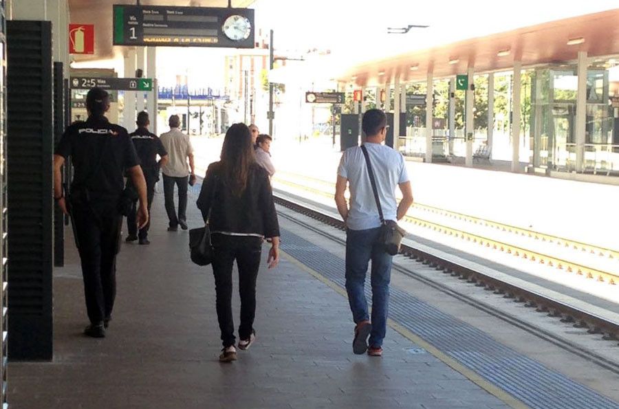 Policía en la estación de tren. Archivo