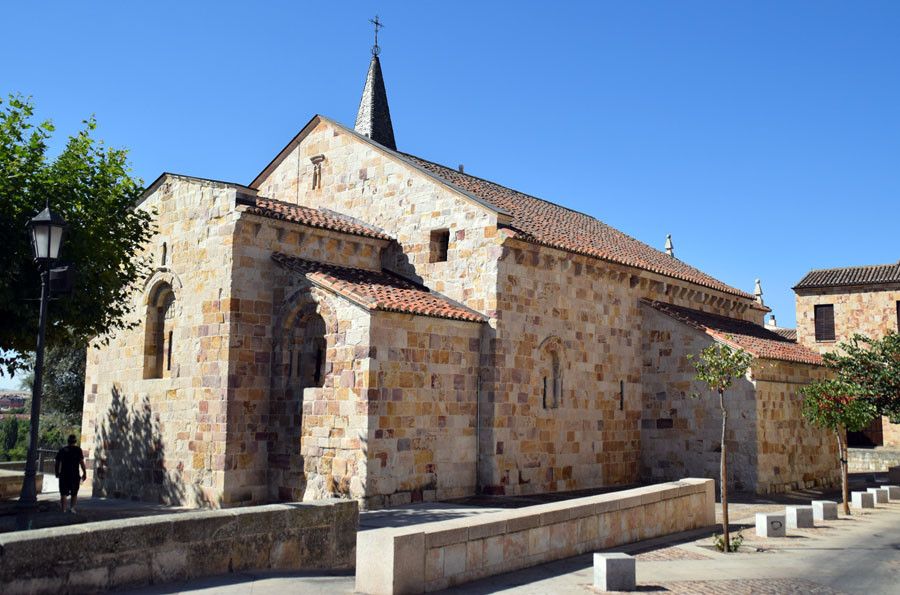 Iglesia de San Cipriano. Archivo. Tiempo despejado sol.