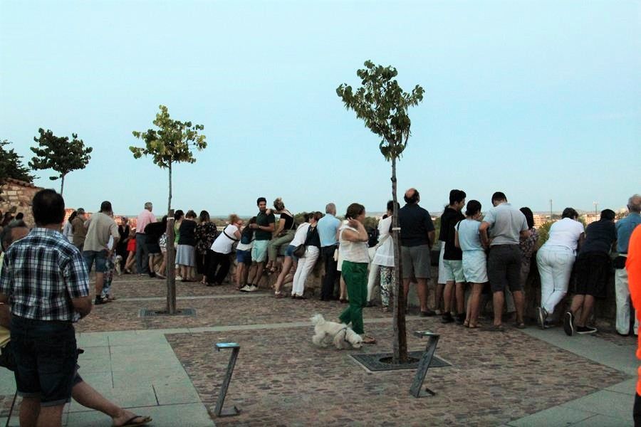 Un grupo de turistas en el mirador del Troncoso en Zamora