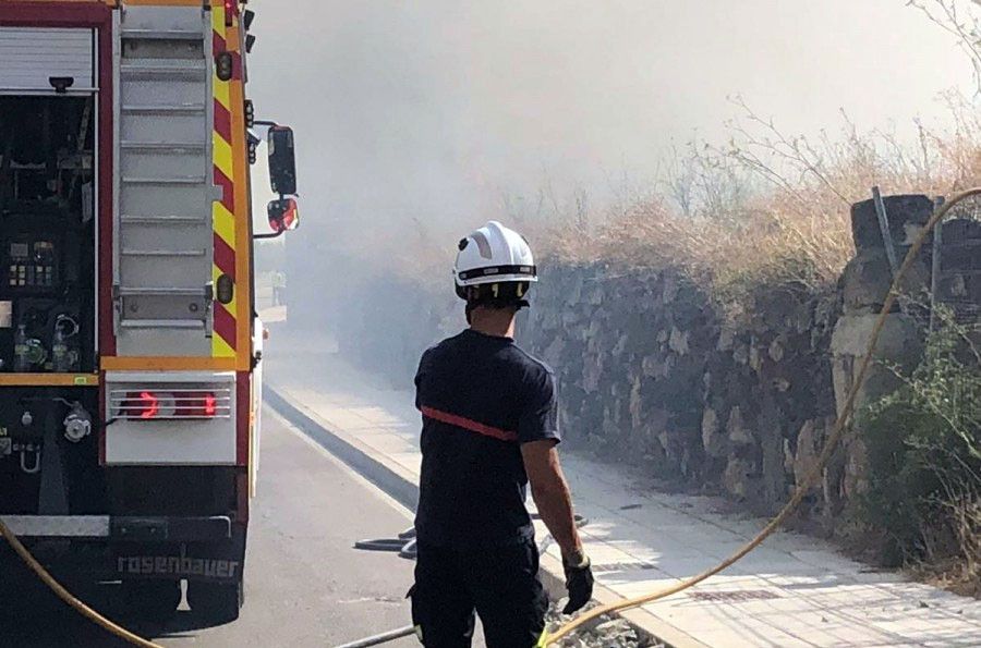 Bombero en un incendio. Archivo