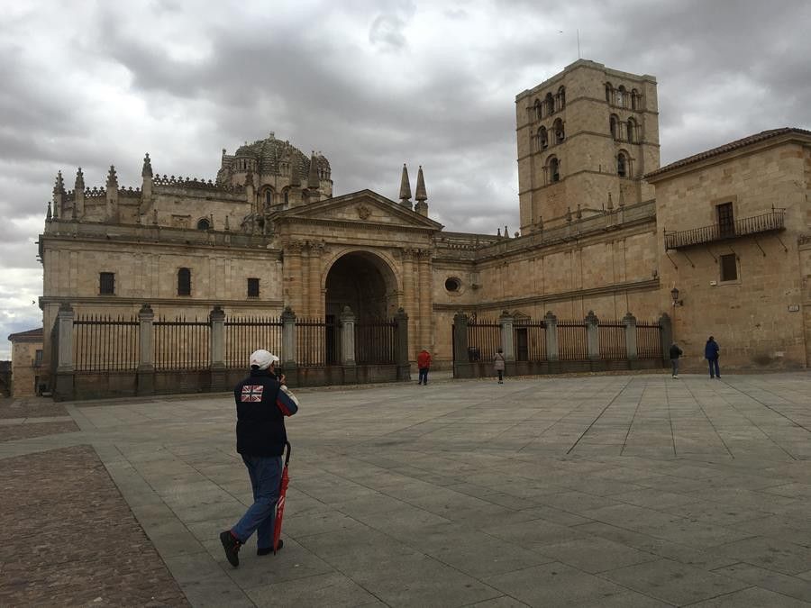 Un turista junto a la Catedral de Zamora