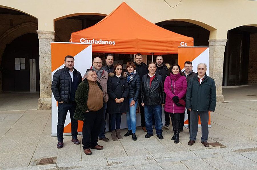  Ciudadanos Zamora carpa Villalpando (foto grupo) (16 12 2018) 