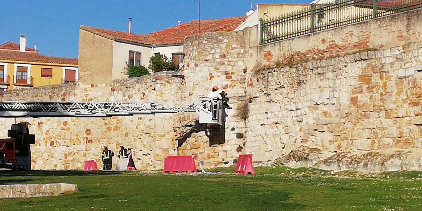  Imagen de archivo de los bomberos trabajando en la Muralla 