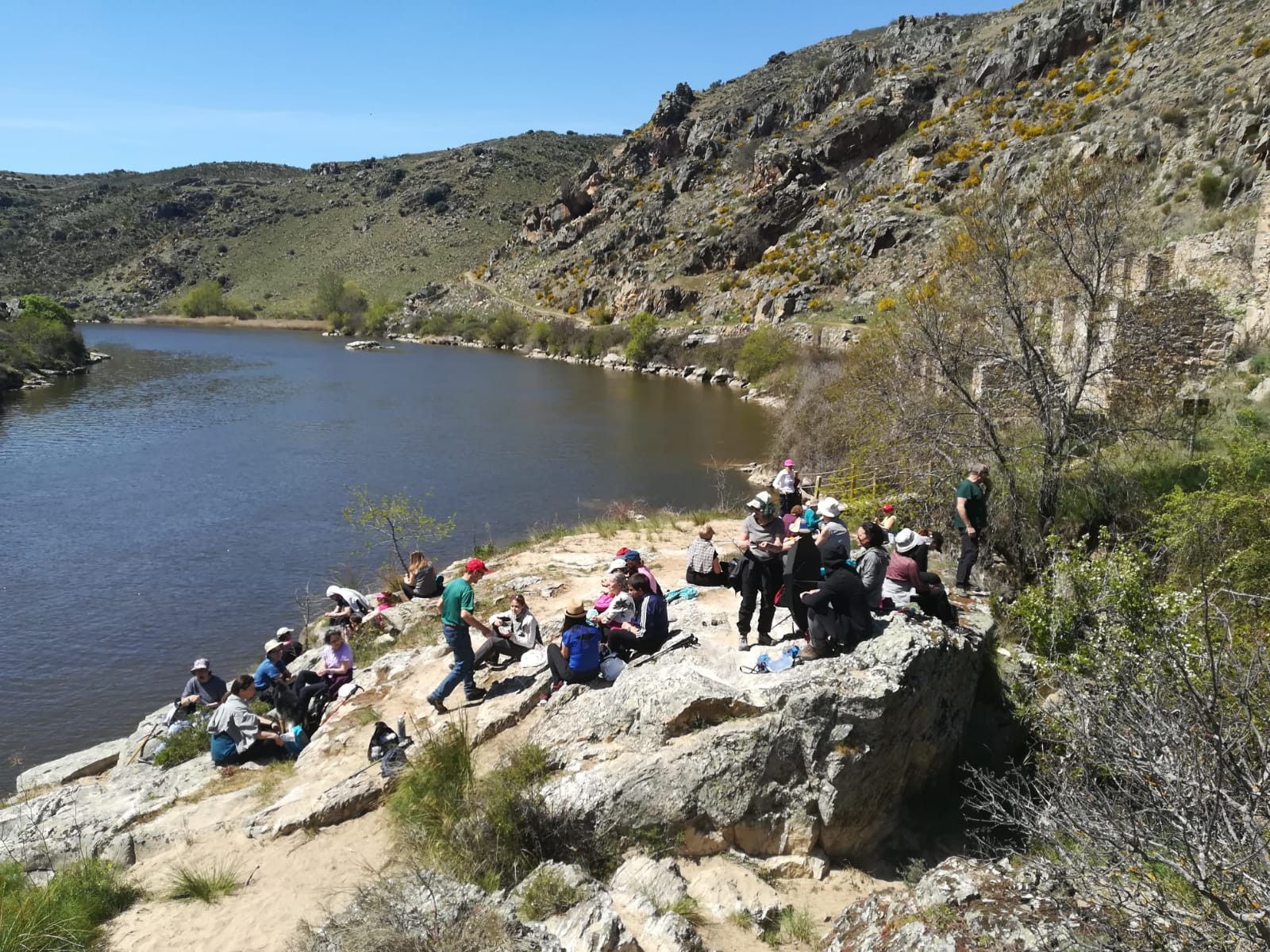 Senderistas de una ruta por las riberas del Duero. Archivo