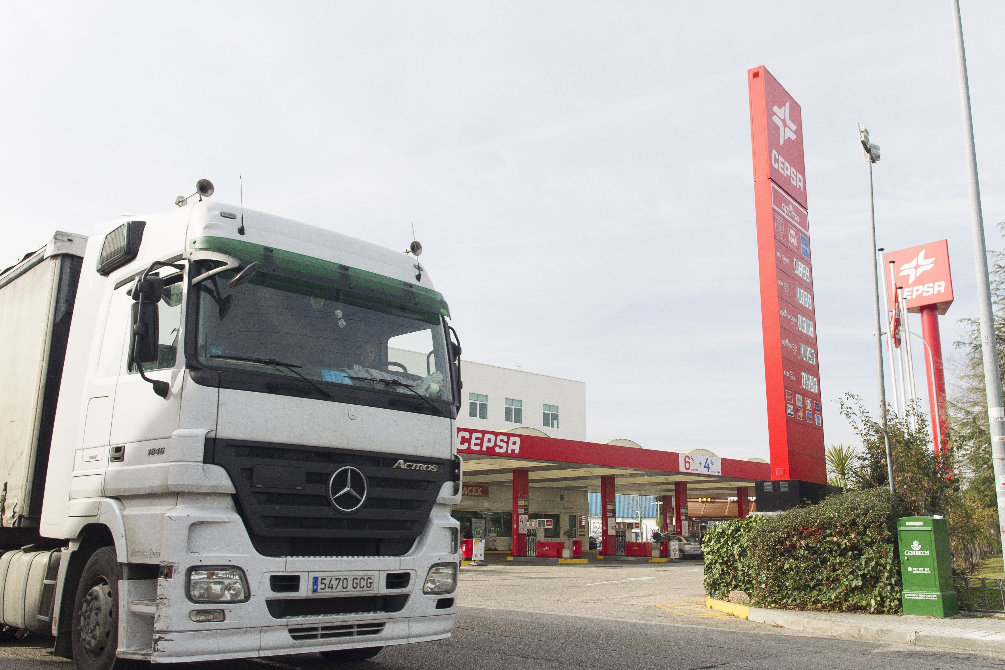  Camión ante una gasolinera 