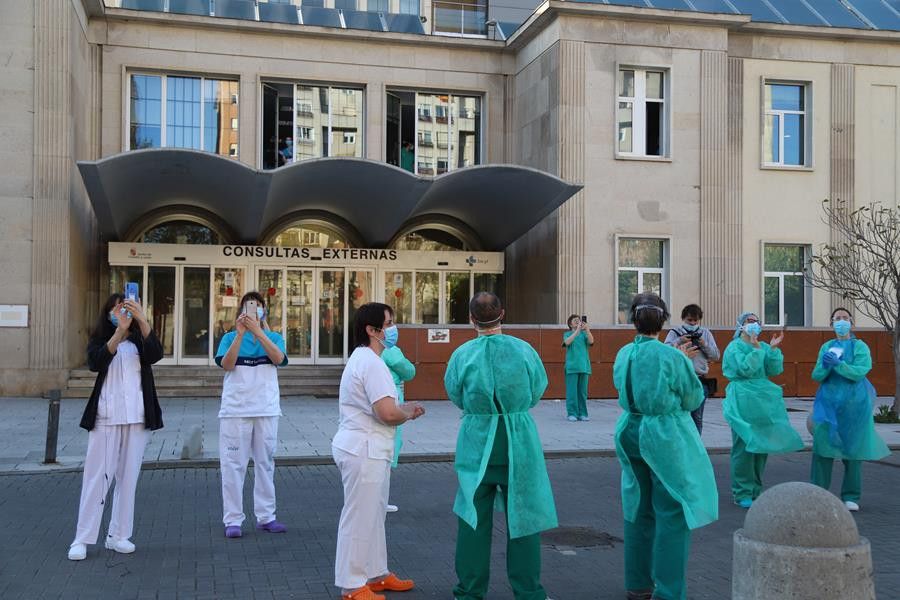 Sanitarios a las puertas del Virgen de la Concha