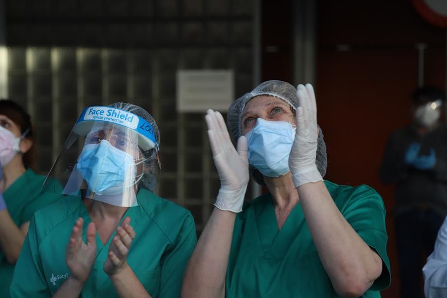  Sanitarias durante los aplausos de marzo a las puertas del Virgen de la Concha