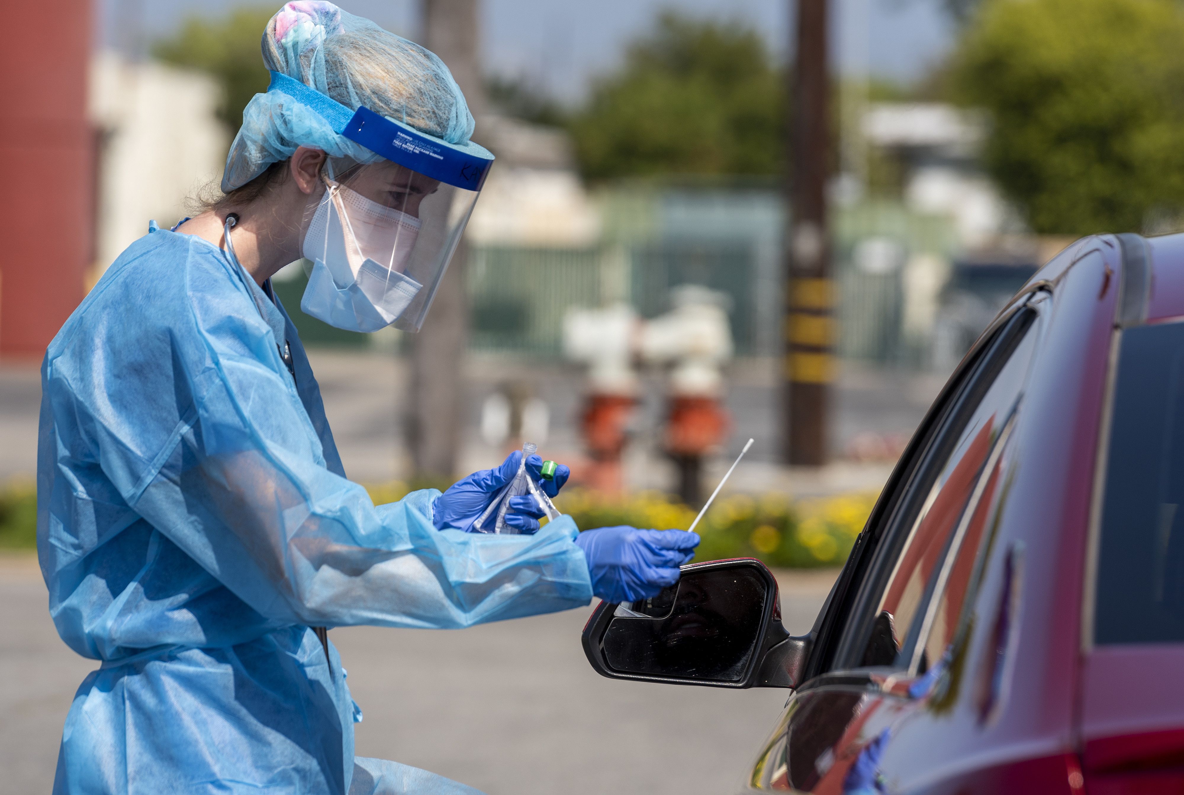  21 April 2020, US, Santa Ana: A medic at AltaMed Health Services prepares to test a drive-through patient for Coronavirus (Covid-19) at her Bristol Street clinic in Santa Ana. Photo: Leonard Ortiz/Ora 