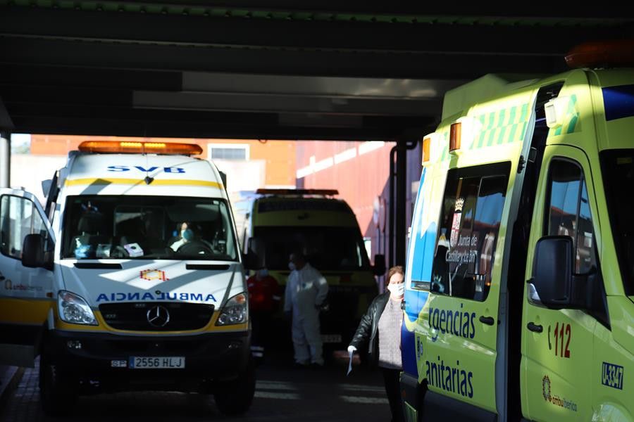 Ambulancias en la zona de urgencias del Virgen de la Concha