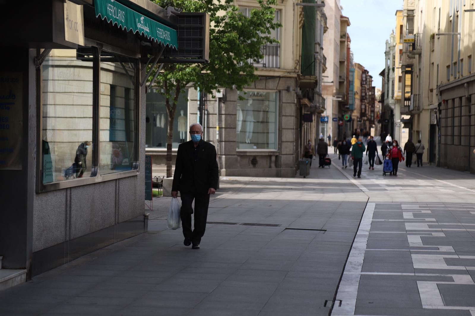 Un hombre realiza sus comparas en la calle Santa Clara. Foto: María Lorenzo