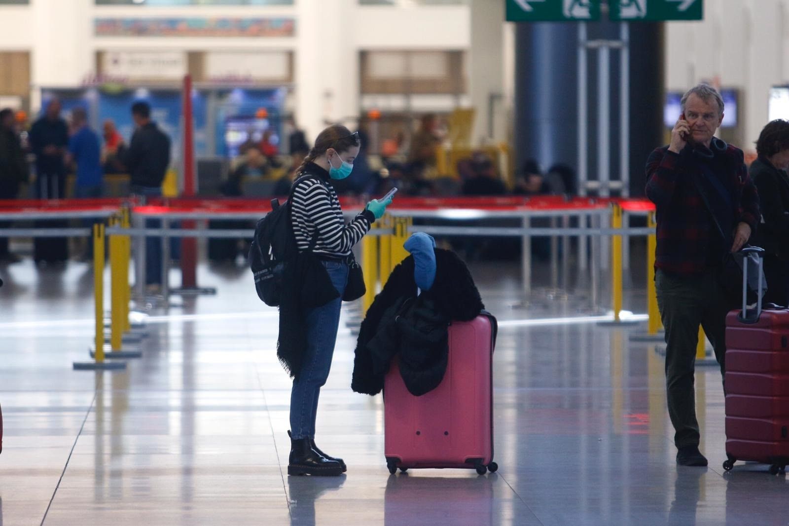  Una turista con mascarilla y guantes en el aeropuerto de Málaga 