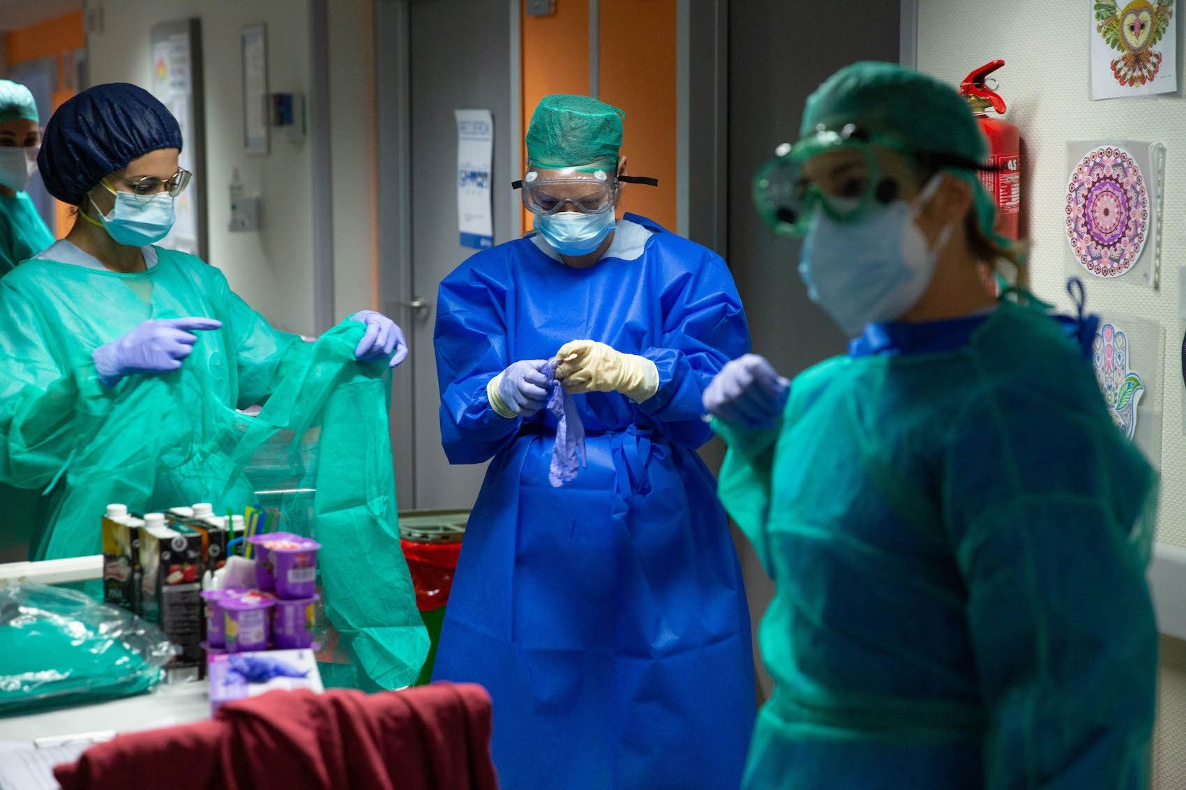  Enfermeras protegidas con mascarillas y gafas en el Hospital Povisa de Vigo, del grupo Ribera Salud. 