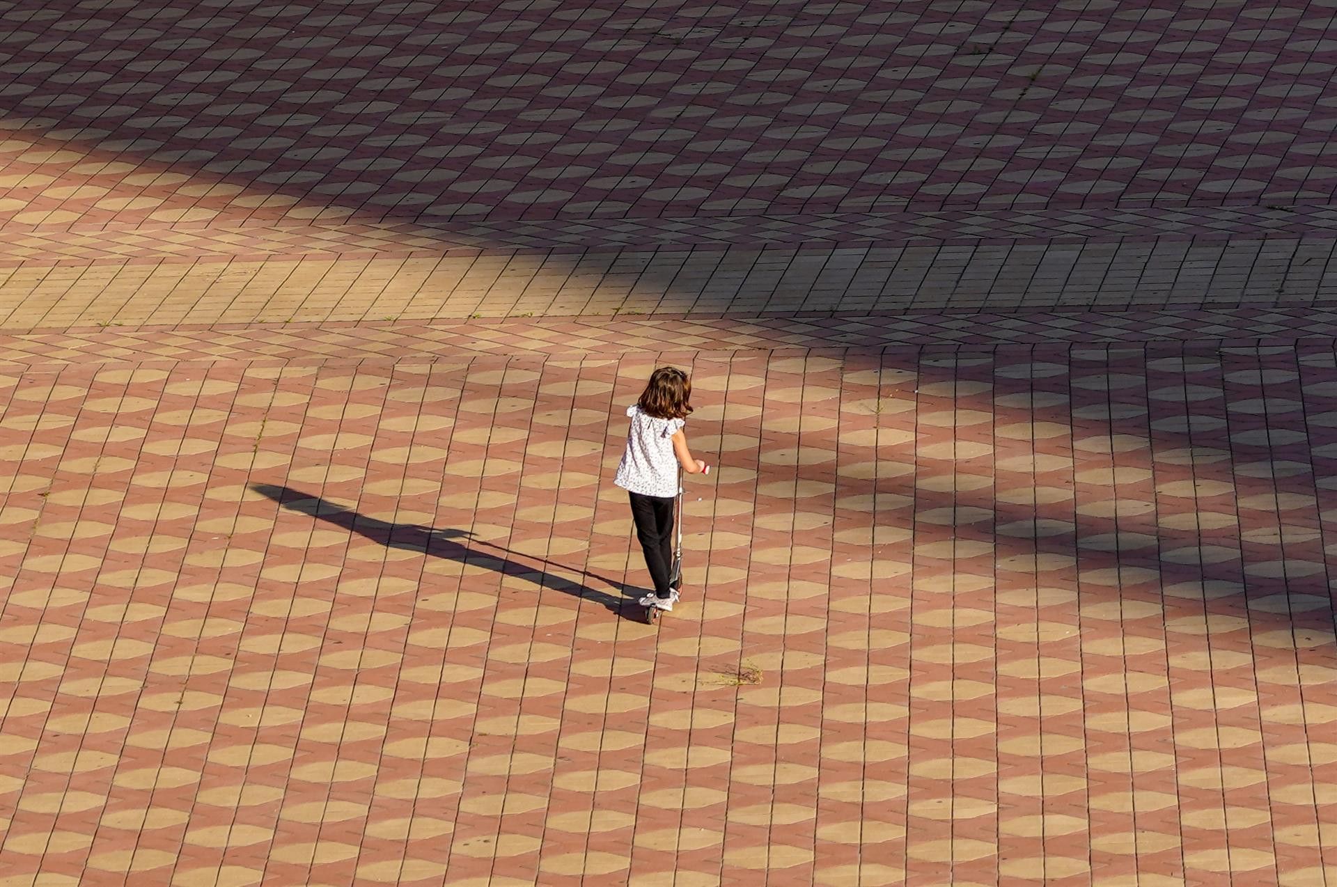  Niña jugando patinete 