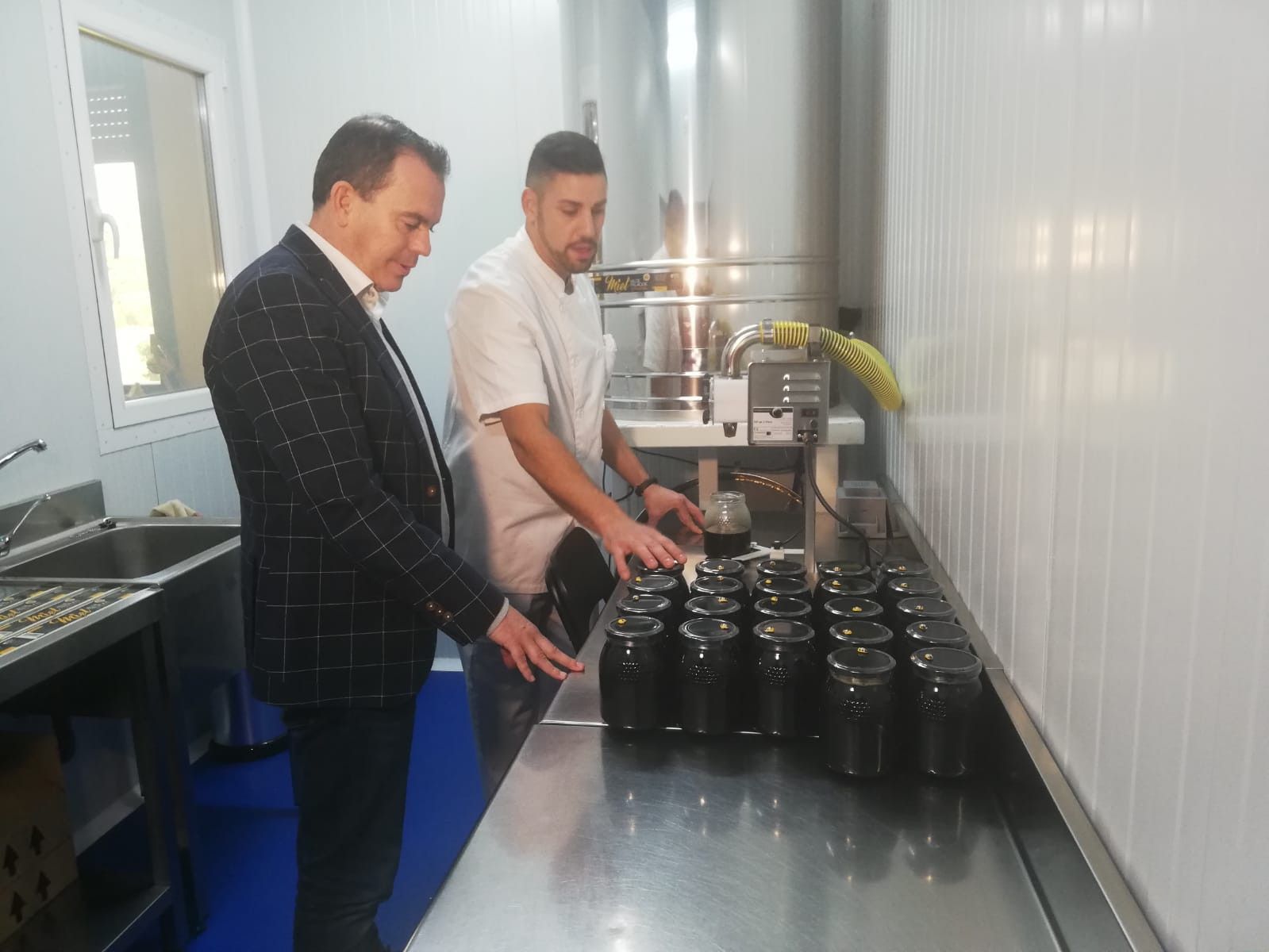  El presidente visita una PYME relacionada con la producci n de miel 