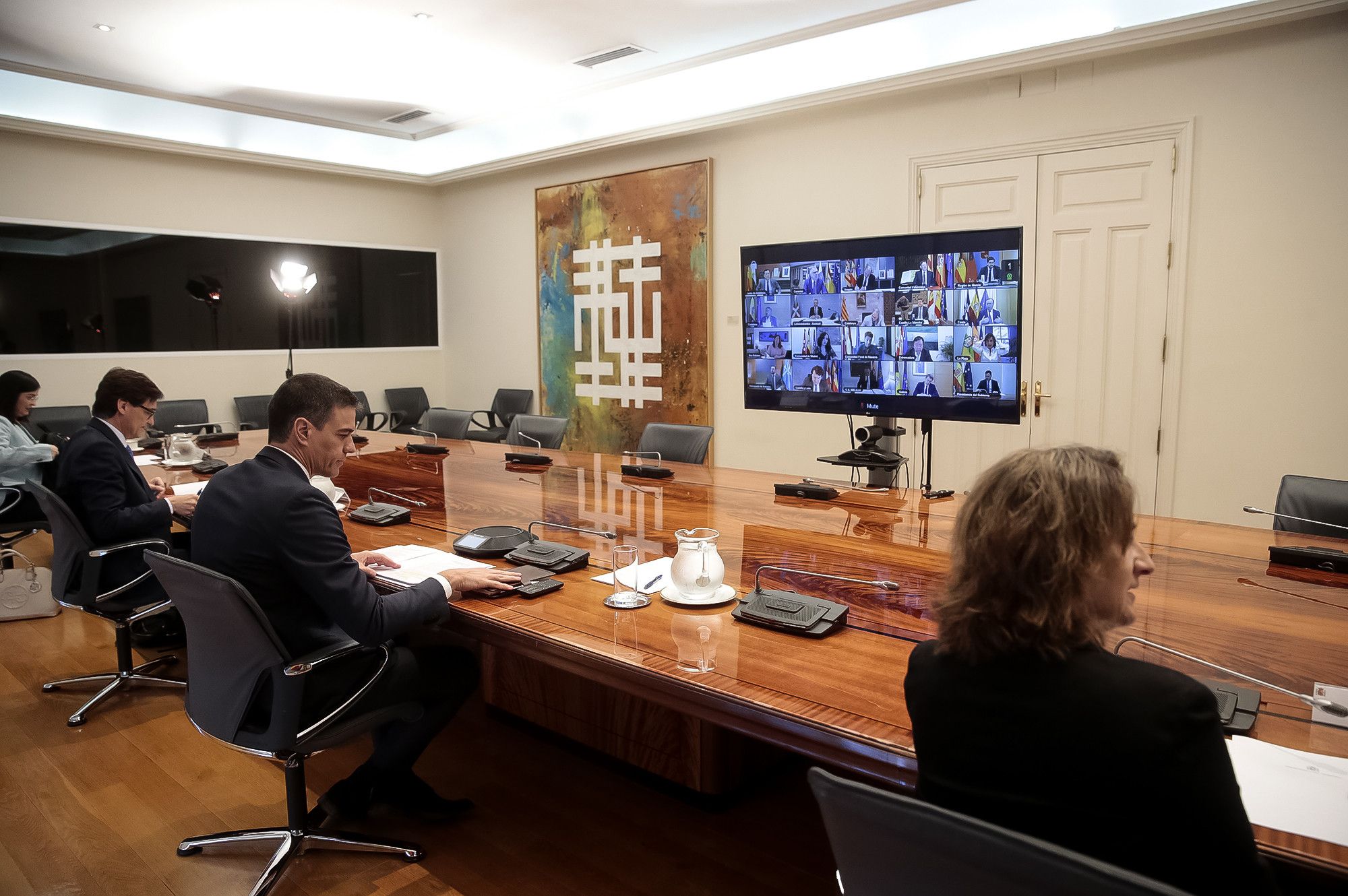  Pedro Sánchez se reúne por videoconferencia con los presidentes autonómicos. Junto a él están los ministros Teresa Ribera (d1), Salvador Illa (i2) y Carolina Darias (i1) 