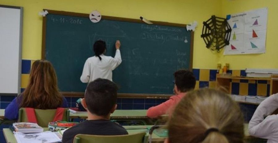  Profesor dando clase en un aula educativa