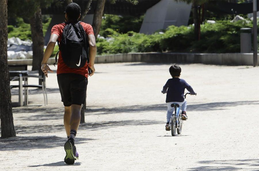  Niño bicicleta padre bosque deporte 