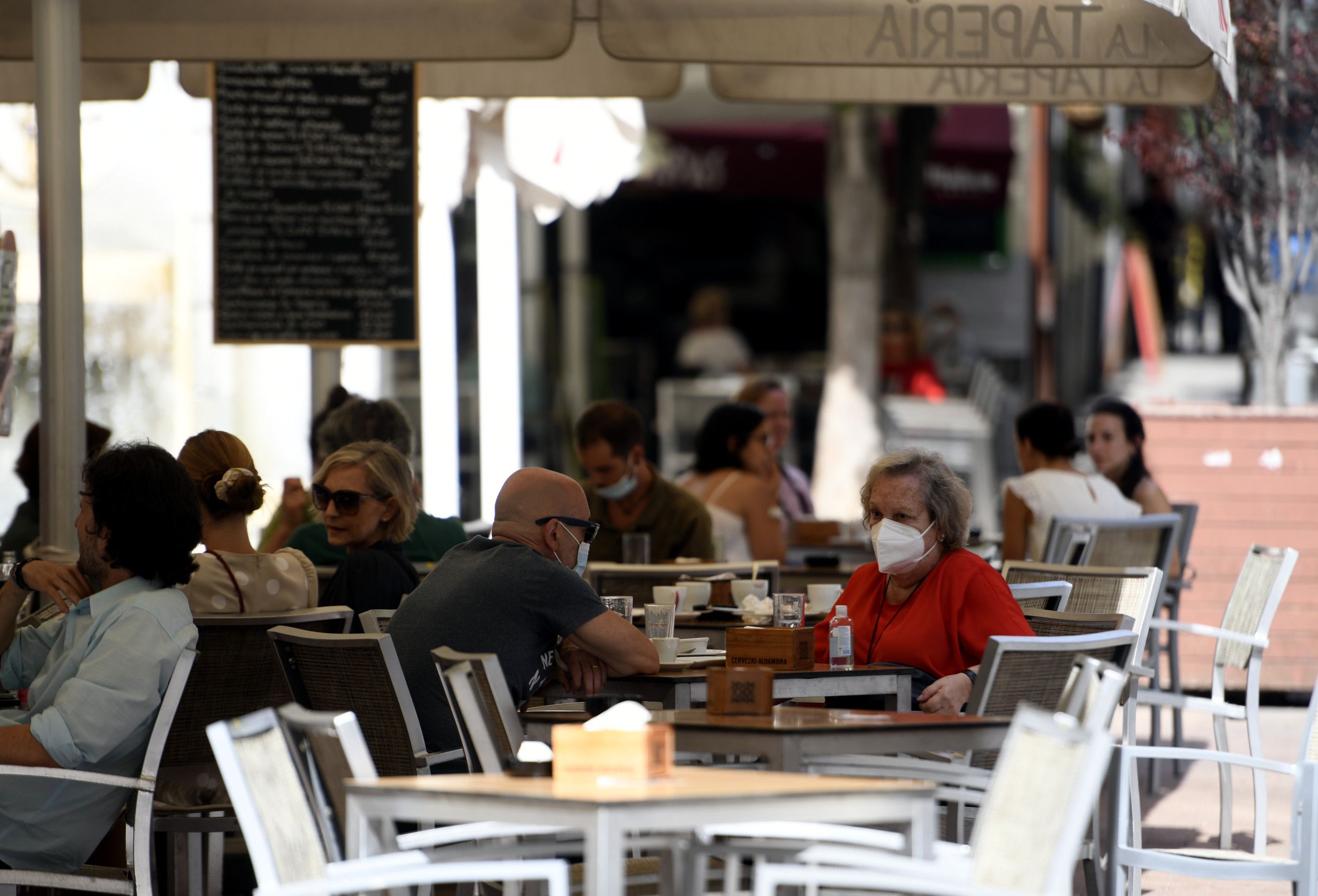  Varias personas disfrutan en una terraza de un bar, en Madrid (España) a 30 de julio de 2020. 