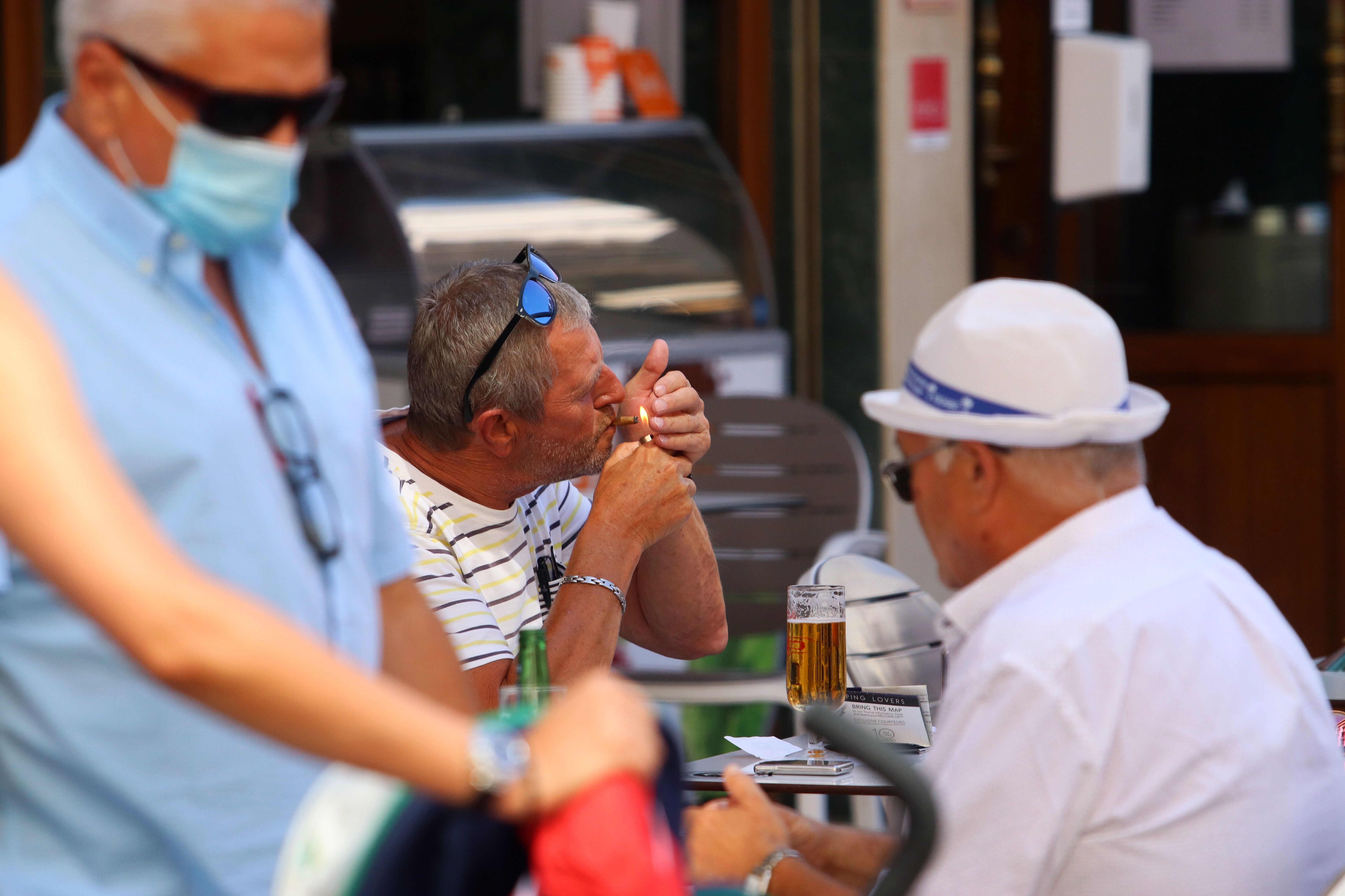  Personas fumando en terrazas y vías públicas 