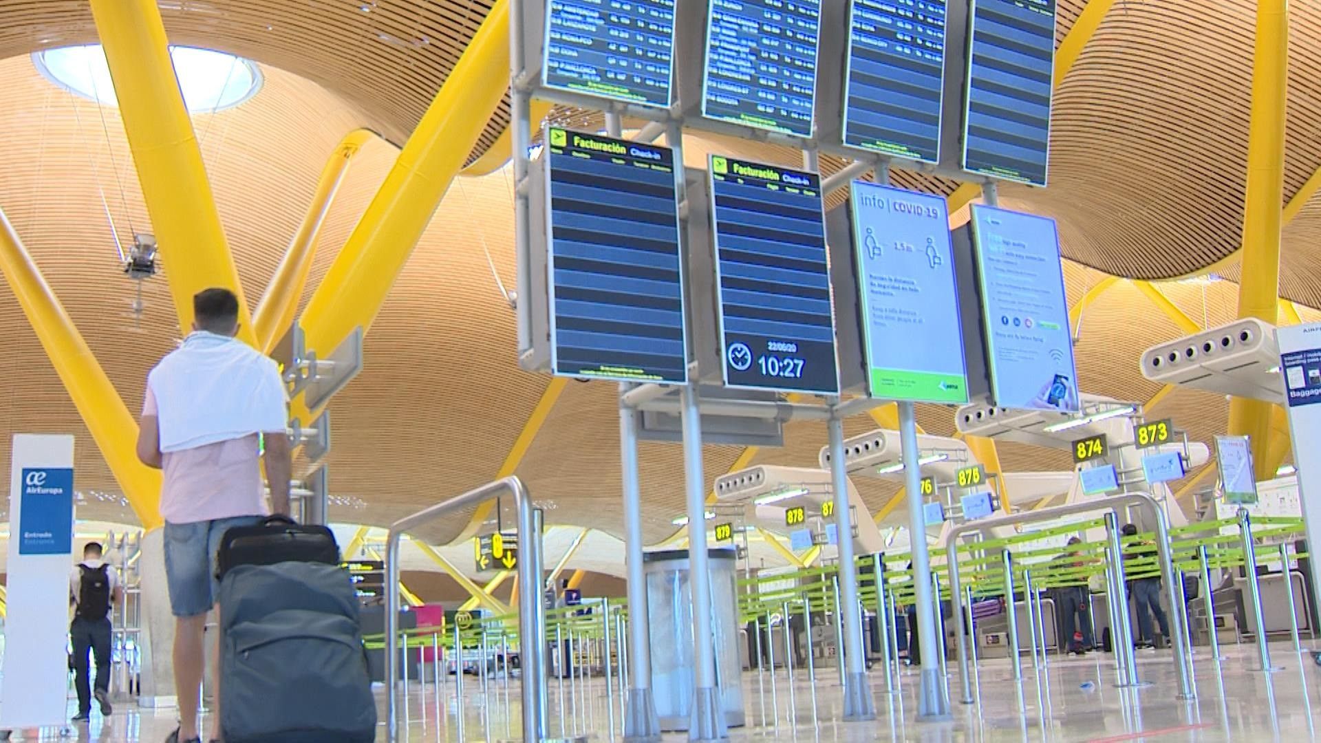 Un viajero en la T4 de Barajas