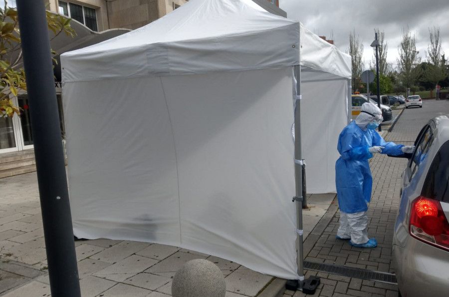 Un profesional sanitario realizando test PCR a la puerta del hospital Virgen de la Concha