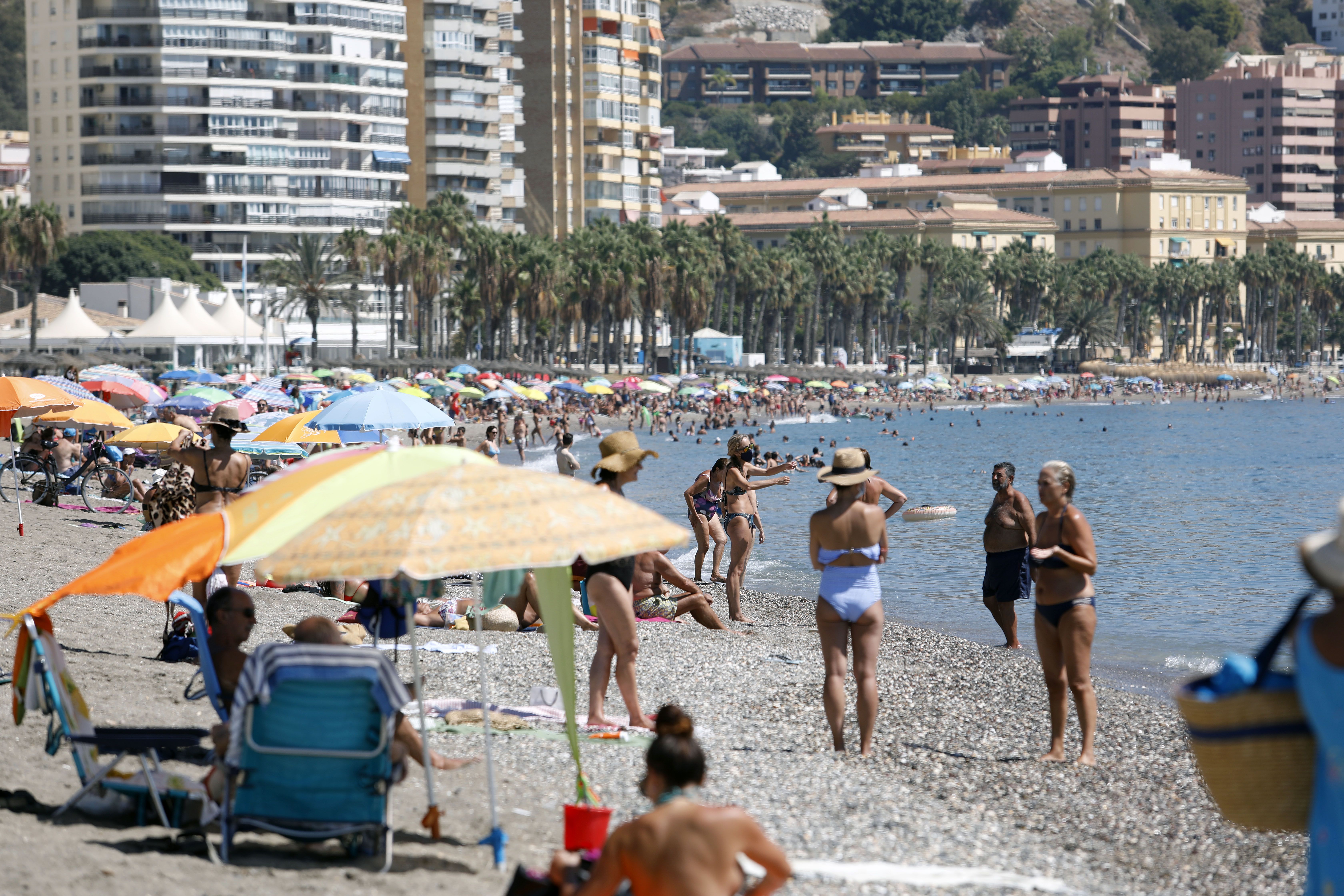  Bañistas disfrutan de la playa de La Malagueta. Europa Press