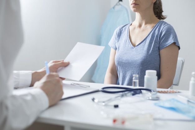  Mujer en la consulta de un medico 