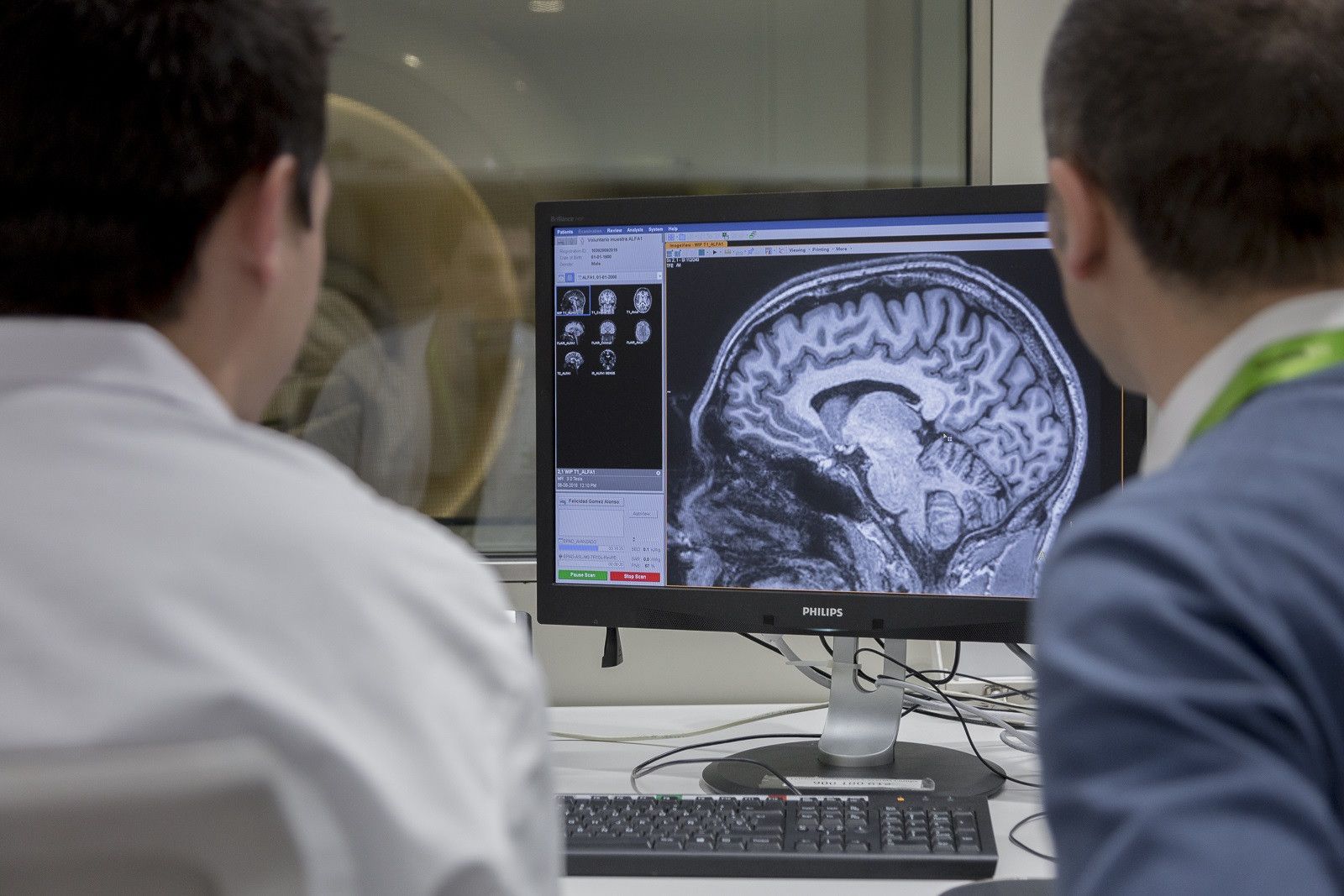 Un paciente observa una prueba con su médico. .Archivo