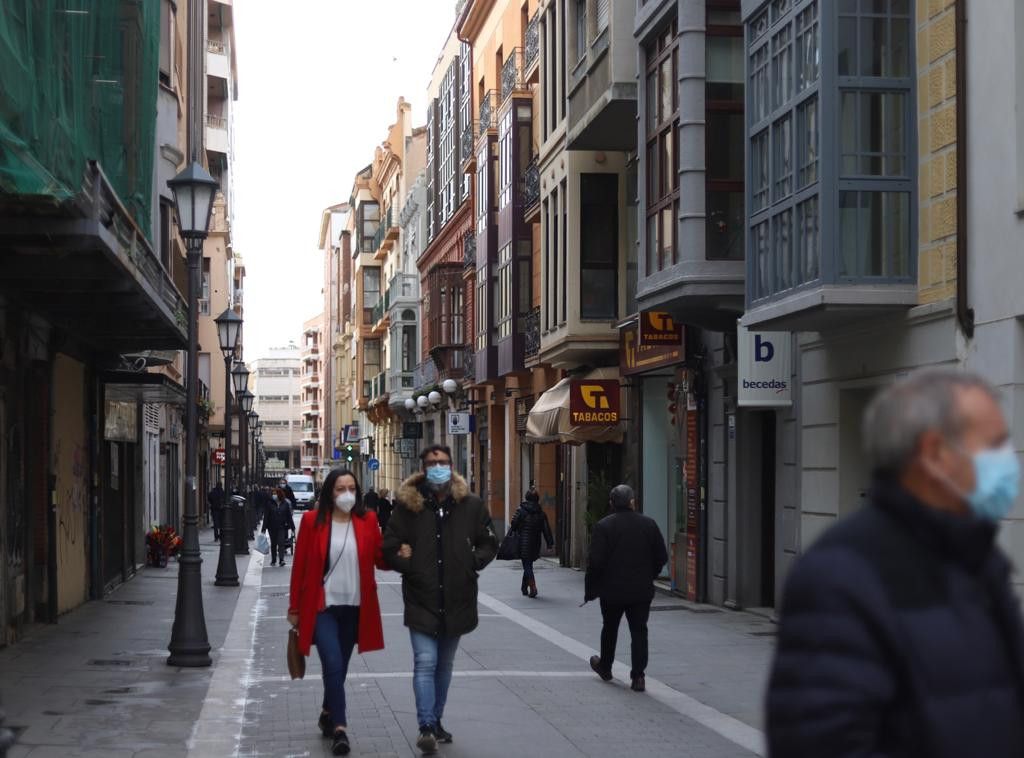 Ciudadanos pasean por una céntrica calle de Zamora